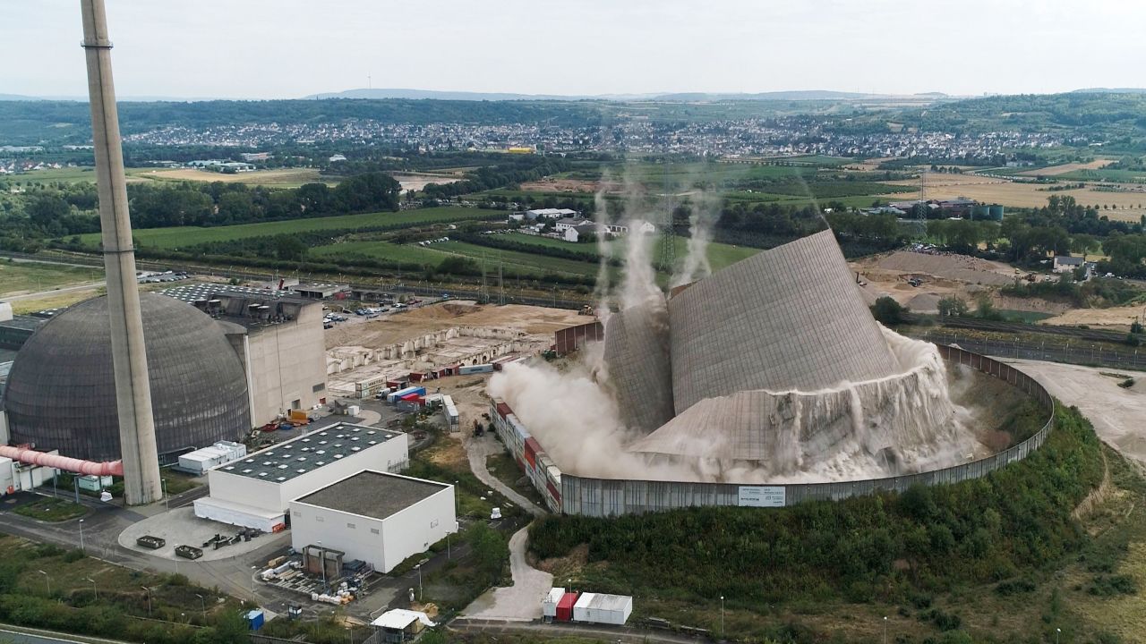 The spectacular moment the cooling tower came crashing down. 