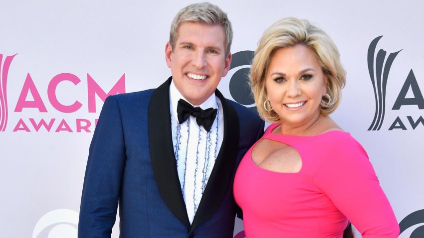 Las personalidades de la televisión Todd Chrisley (L) y Julie Chrisley asisten a la 52ª edición de los Premios de la Academia de Música Country en Toshiba Plaza el 2 de abril de 2017 en Las Vegas, Nevada.