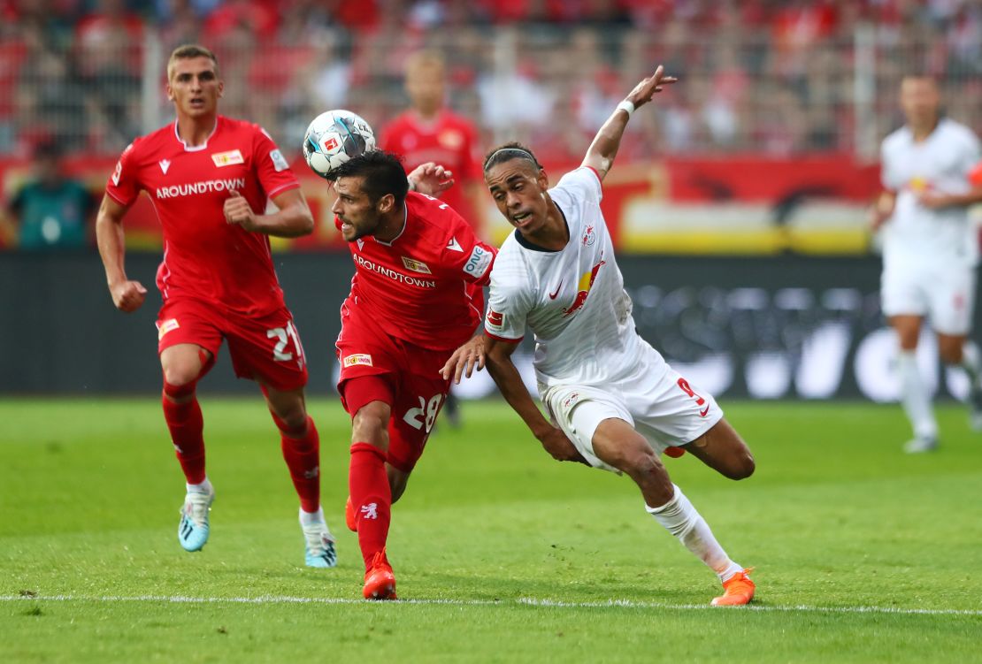 Yussuf Poulsen of RB Leipzig battles with Christopher Trimmel of 1. FC Union Berlin.
