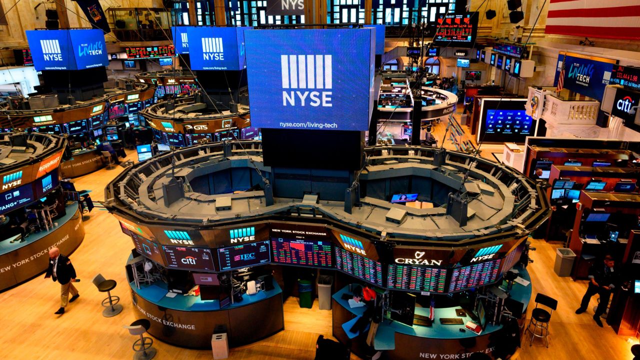 Traders work at the New York Stock Exchange (NYSE) on August 14, 2019 in New York City. - Losses on Wall Street accelerated Wednesday as weak economic data from China and Germany and a key US Treasury benchmark exacerbated global recession fears. Near 1500 GMT, the Dow Jones Industrial Average had lost 535 points, or 2.0 percent, sinking to 25,743.88. The broad-based S&P 500 slid 2.1 percent to 2,866.33, while the tech-rich Nasdaq Composite Index dropped 2.3 percent to 7,831.75. (Photo by Johannes EISELE / AFP)        (Photo credit should read JOHANNES EISELE/AFP/Getty Images)