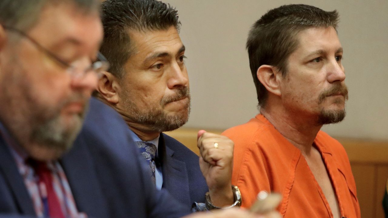 Michael Drejka writes notes to his attorney Lisa Clifton during a bond hearing at the Pinellas County Justice Center.