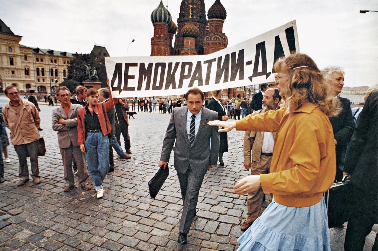 A Soviet parliamentarian encounters demonstrators calling for democracy.