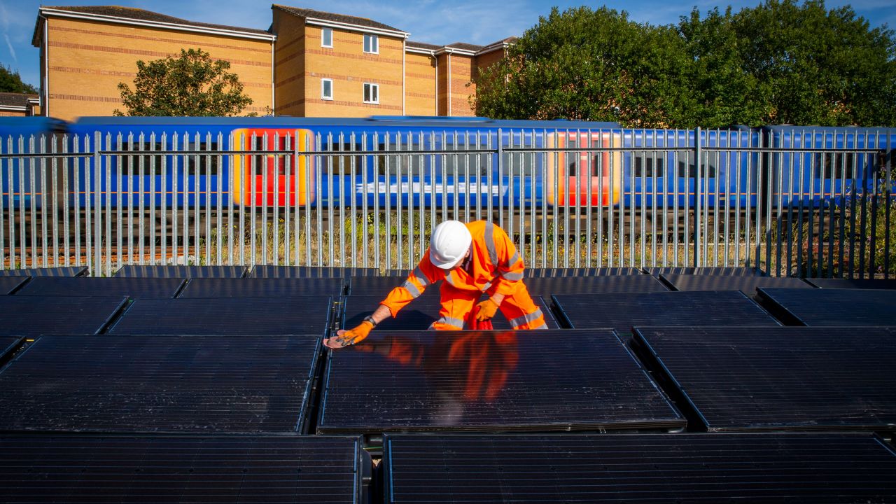 Social enterprise Riding Sunbeams has installed a mini solar farm near to a train station in Aldershot, south east England. Energy captured by solar panels will directly supply the railway traction system. 