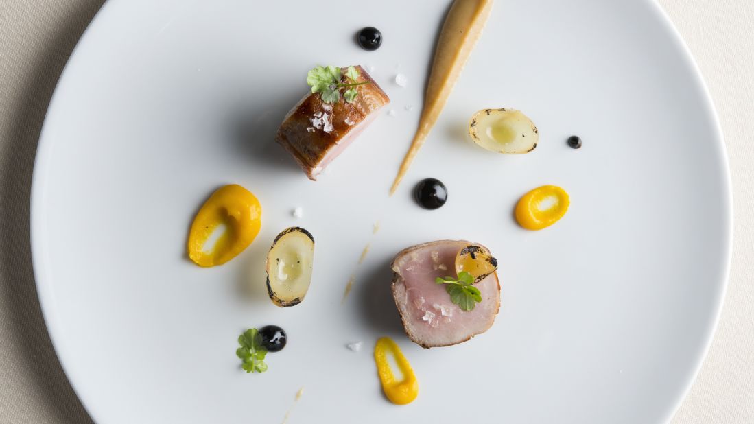 <strong>Food is not just food:</strong> The seasonal menu is the constant pursuit to transform the best raw materials into emotion-arousing plates and savory experiences, hence the name "Innocent Evasions."
