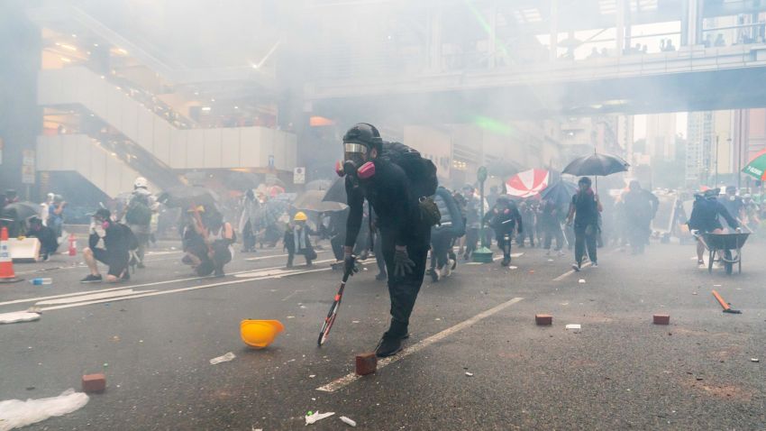 HONG KONG - AUGUST 25: Protesters clash with police after a rally in Tsuen Wan on August 25, 2019 in Hong Kong, China. Pro-democracy protesters have continued rallies on the streets of Hong Kong against a controversial extradition bill since 9 June as the city plunged into crisis after waves of demonstrations and several violent clashes. Hong Kong's Chief Executive Carrie Lam apologized for introducing the bill and declared it "dead", however protesters have continued to draw large crowds with demands for Lam's resignation and completely withdraw the bill. (Photo by Billy H.C. Kwok/Getty Images)