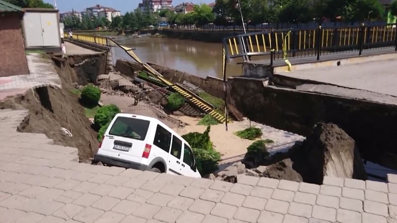 Video captures minibus falling during bridge collapse | CNN
