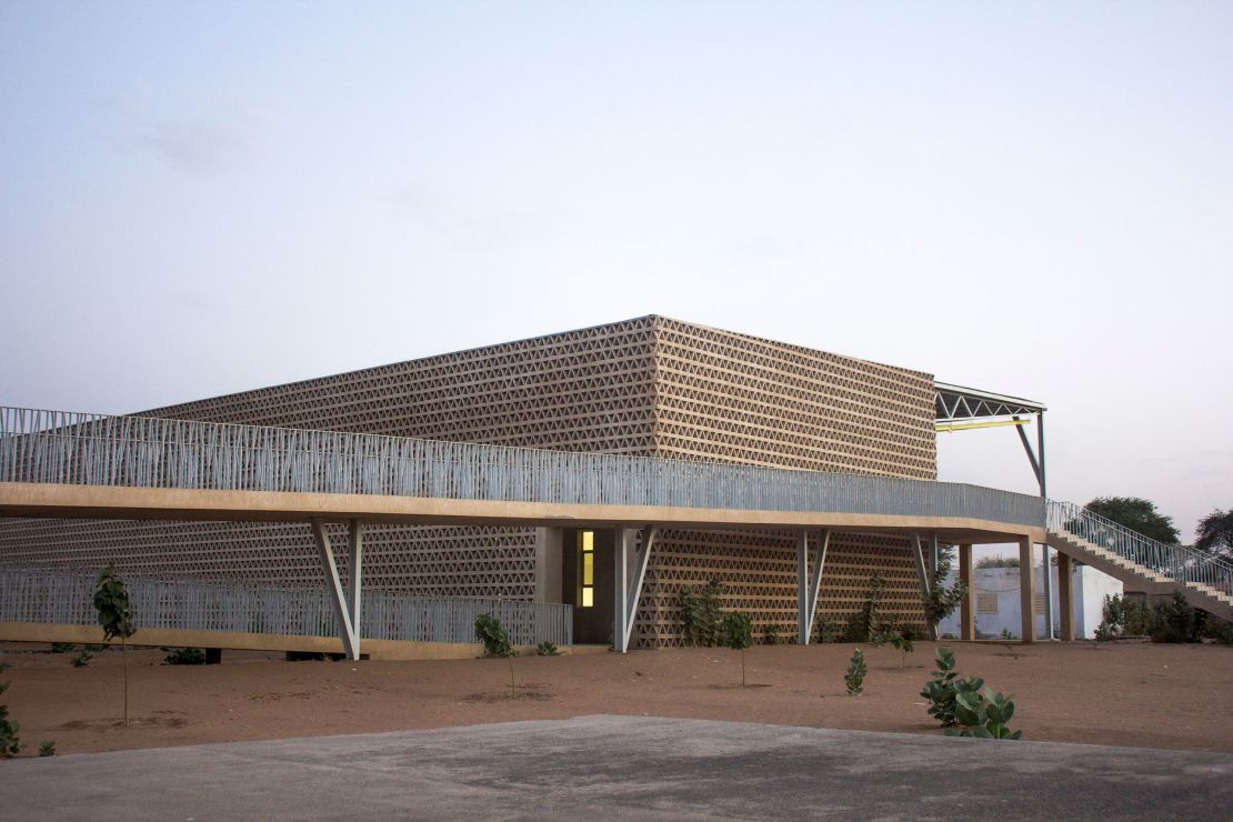 The Alioune Diop University Teaching and Research Unit in Senegal comprises a 500-seat lecture hall, five 50-student classrooms, eight 100-student classrooms, three laboratories, ten lecturers' offices and two meeting rooms. 