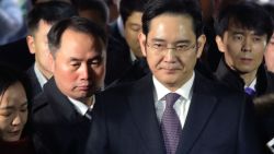 SEOUL, SOUTH KOREA - JANUARY 18:  Lee Jae-Yong, vice chairman of Samsung, arrives at the Seoul Central District Court on January 18, 2017 in Seoul, South Korea. An arrest warrant for issued for Lee, Samsung's de facto leader, on charges of bribery in connection with the scandal that has led to President Park Geun-hye's impeachment.  (Photo by Chung Sung-Jun/Getty Images)