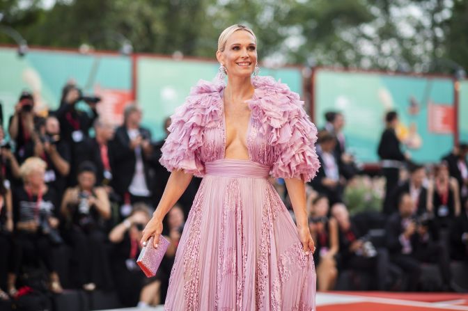 Model Molly Sims arrived in a gown by Lebanese designer Zuhair Murad.