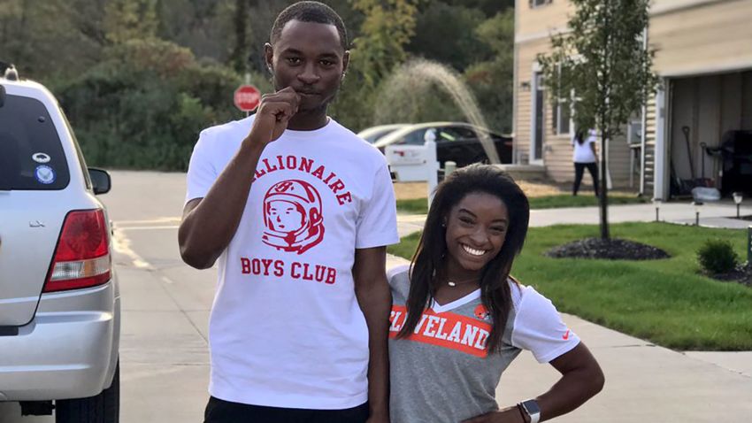 Pictures from Simone Biles verified twitter show her and her brother, Tevin Biles-Thomas.