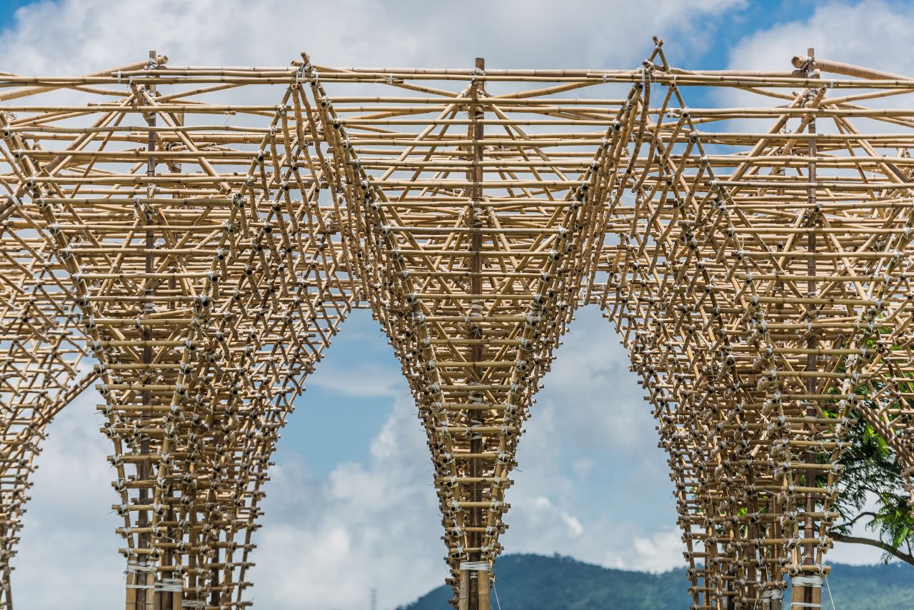 Rita Machado and João Ó, founders of the design studio Impromptu Projects, have teamed up with local bamboo scaffolders to create works of art.