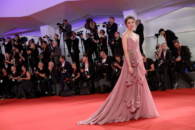 "Seberg" actress Margaret Qualley arrives at the movie's premiere in a pink plissé gown by Gucci.