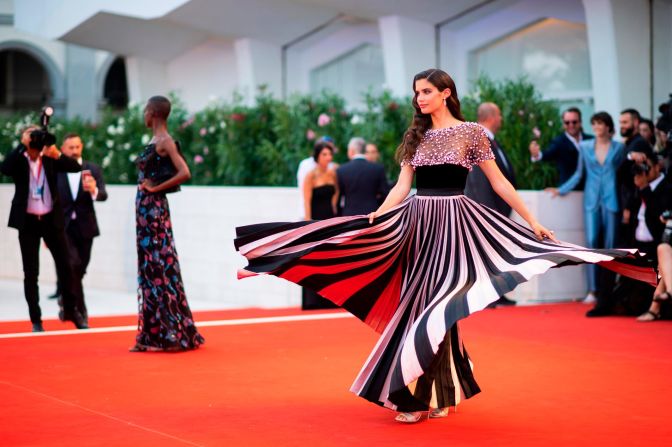Portuguese model and actress Sara Sampaio shows off her elegant Armani Privé gown for the cameras at the "Joker" premiere. 