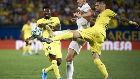 Gareth Bale's high boot on Xavier Quintilla earns him a second yellow against Villareal.