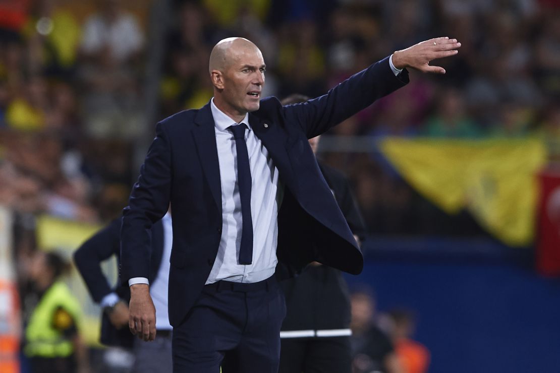 Real MAdrid manager Zinedine Zidane gives instructions to his players. Hostilities between Bale and himself seem to have cooled. 
