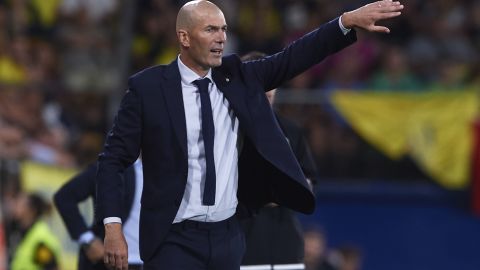 Real MAdrid manager Zinedine Zidane gives instructions to his players. Hostilities between Bale and himself seem to have cooled. 