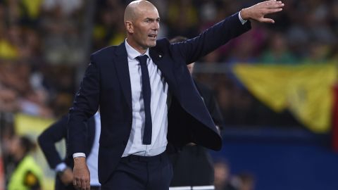 Real MAdrid manager Zinedine Zidane gives instructions to his players. Hostilities between Bale and himself seem to have cooled.