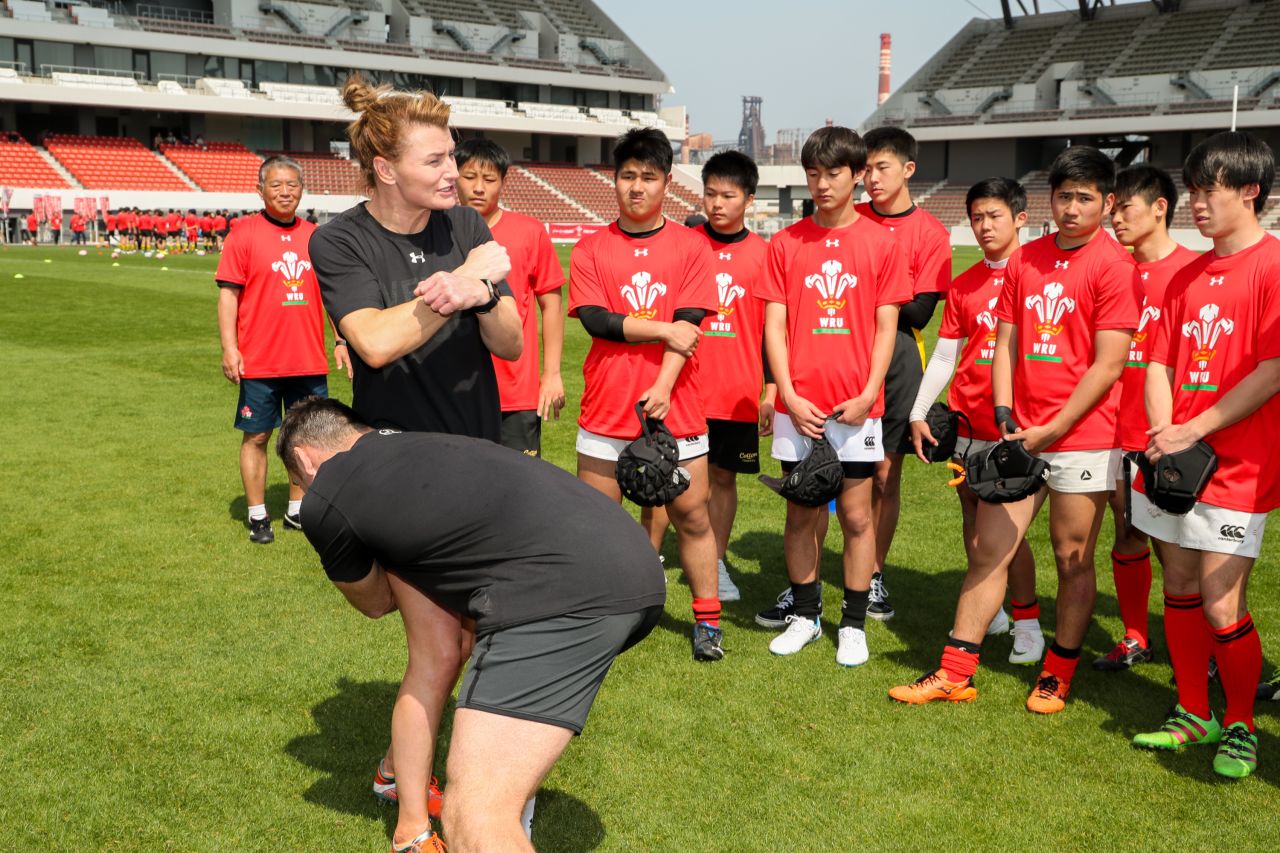 During their five-day spells in Japan before the tournament, Welsh rugby coaches train over 1,000 people, with people of all ages sharing the rugby pitch.