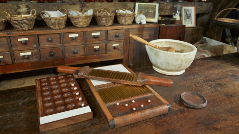 <strong>Old Operating Theatre:</strong> Explore antique surgical tool, and the oldest surviving operating room at this obscure but fascinating place.