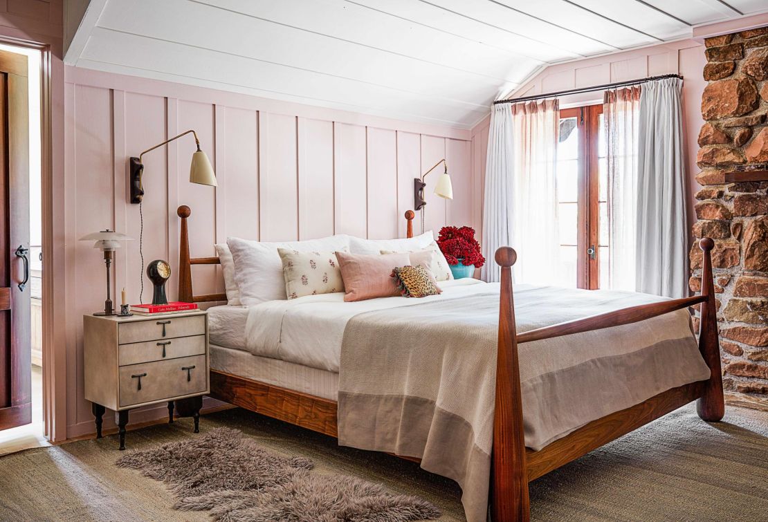 anne hathaway arch digest pink bedroom