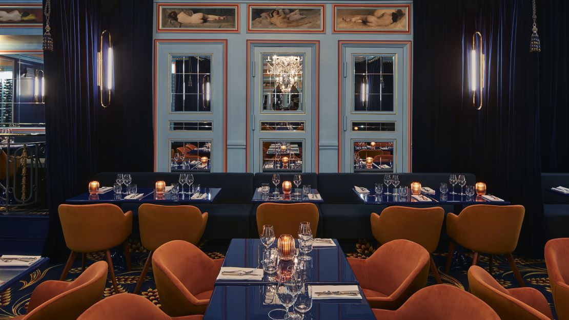 In the spirit of its milieu, Froufrou's décor is theatrical with heavy, velvet midnight blue curtains which set off brass details and mirrored walls, in a nod to the Belle Époque when the theater was born. 