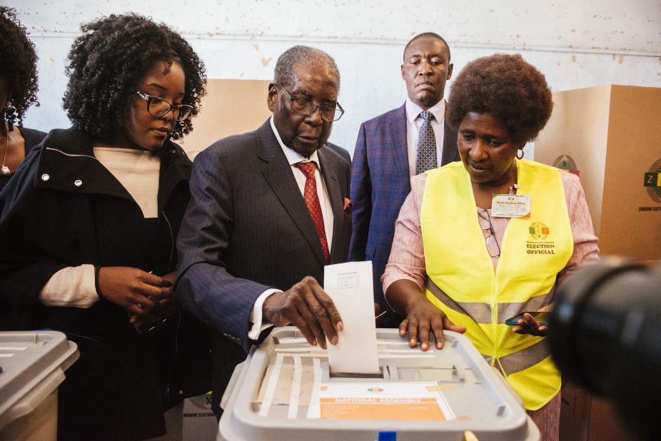 Mugabe casts his vote in the 2018 Zimbabwe elections.