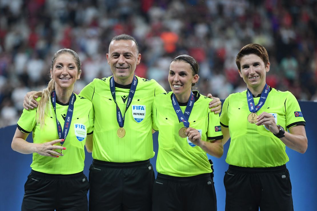 (L-R): Manuela Nicolosi, fourth official,Cüneyt ?ak?r, Stephanie Frappart and Michelle O Neill pose with their medals following the UEFA Super Cup final.