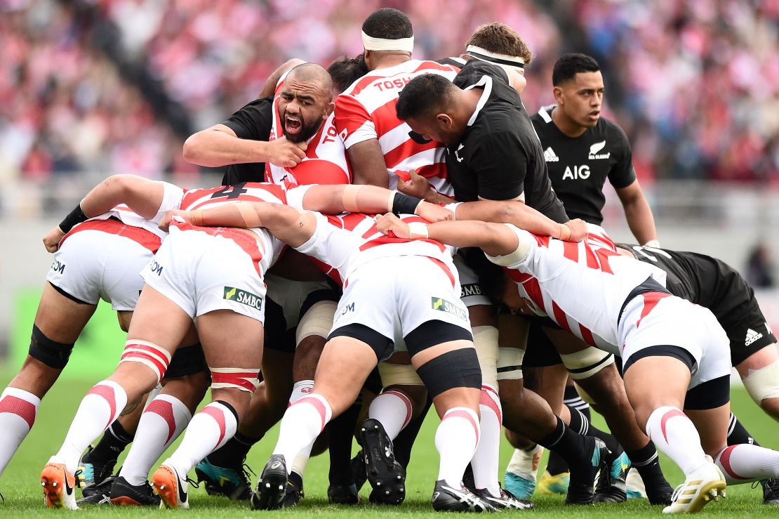 Michael Leitch commands a Japanese maul against New Zealand in November 2018. 