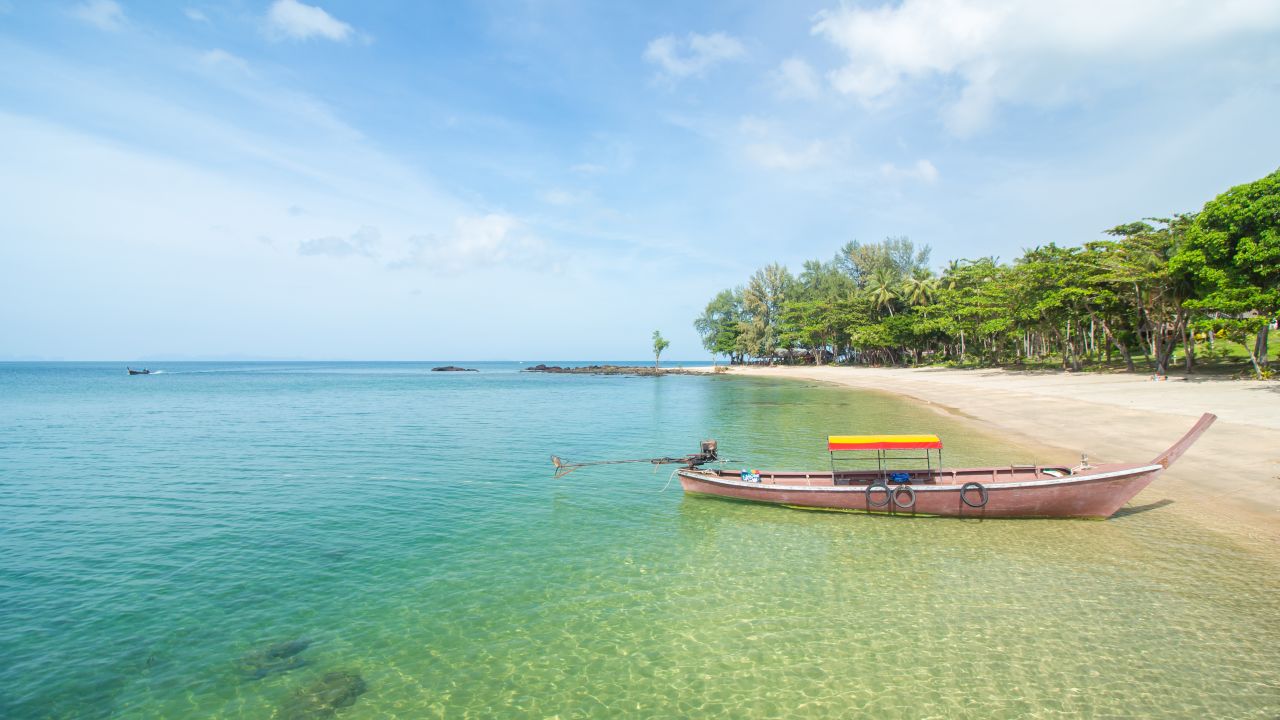 The island is commonly known as Koh Pu in the north and Koh Jum in the south. 