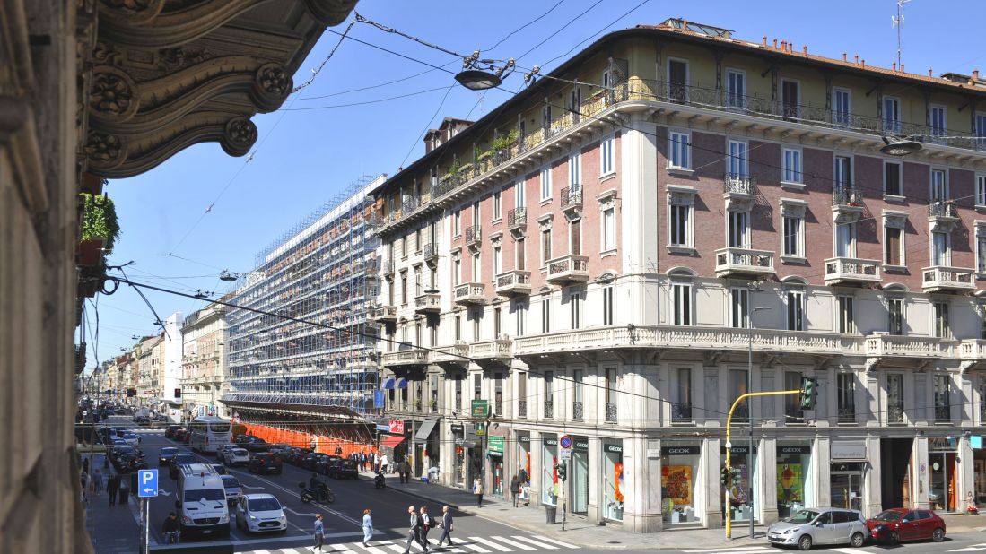 <strong>Corso Buenos Aires:</strong> One of Milan's longest shopping avenues doubles as an Italian architectural tour.