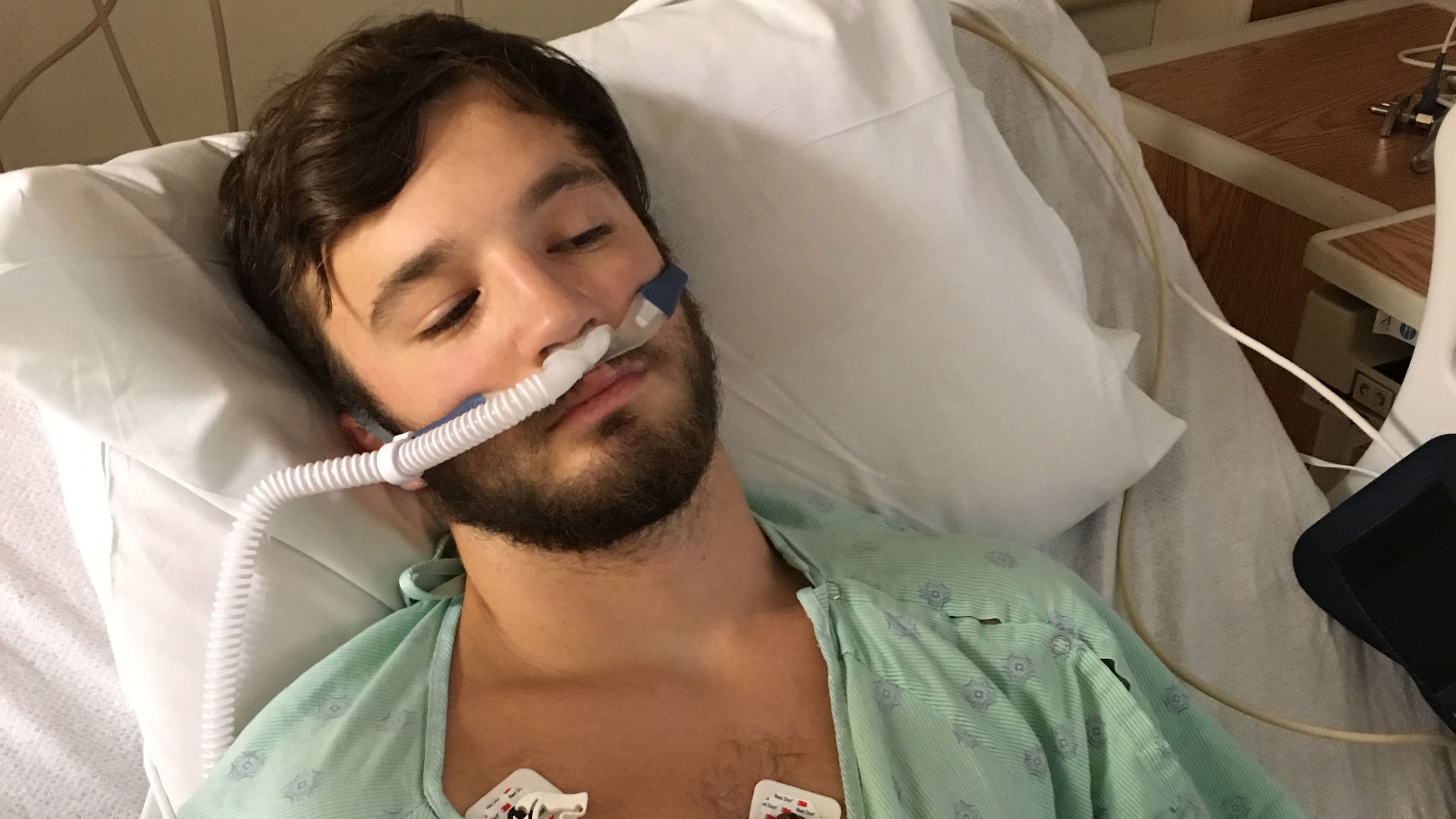 Заболевания 2019 года. Человек в больнице с трубками в носу. Мужик с наушниками в носу.