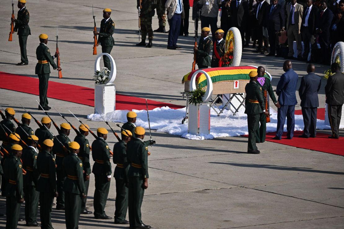 Soldiers welcome Mugabe's body at the airport in Harare 