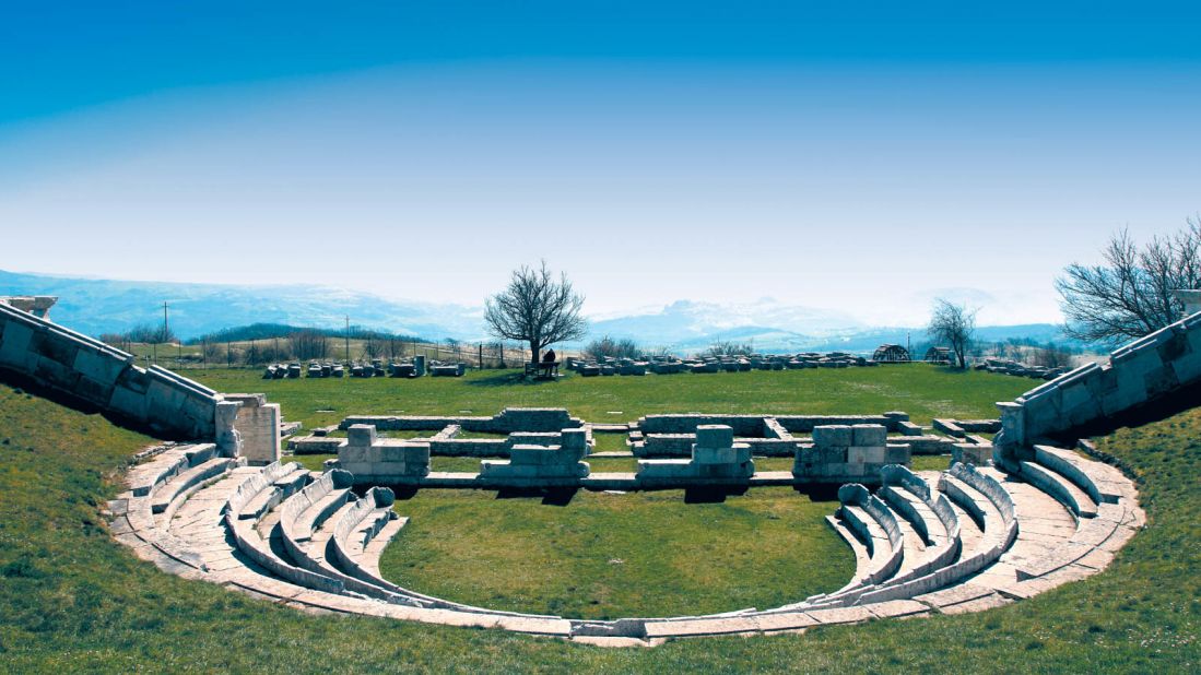 <strong>Pietrabbondante: </strong>Pietrabbondante's archeological area, close to the town and set at an altitude of 1,000 meters, has a spell-binding view over Molise's rugged hills and features a sanctuary and several temples. <br />