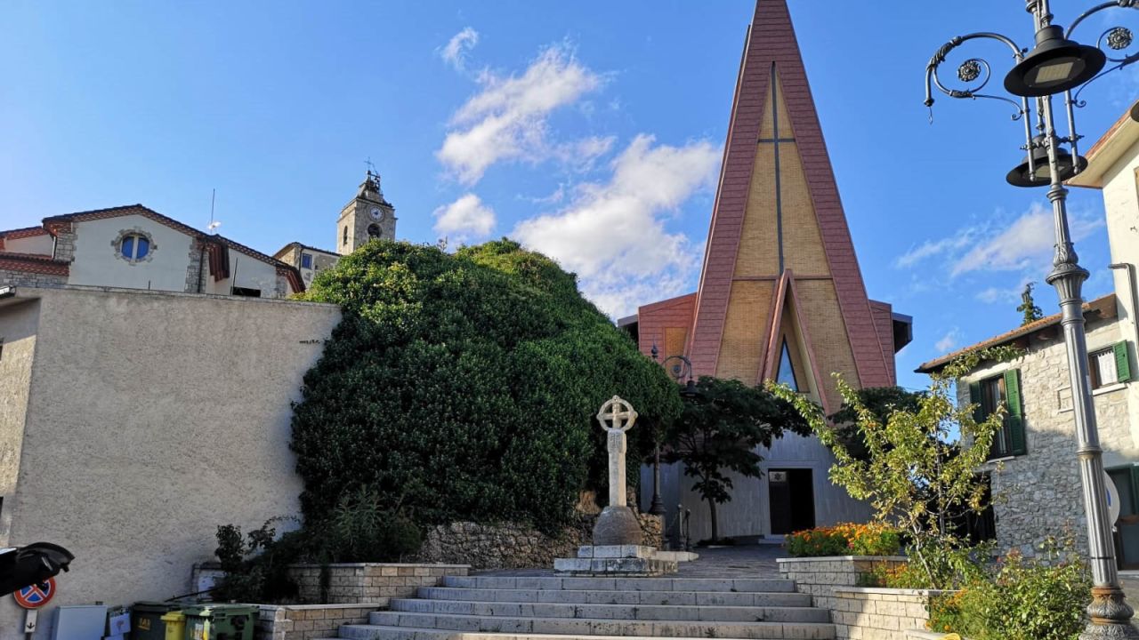 A huge stone cross stands in the center of Duronia.