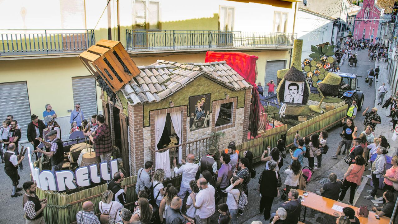 Riccia hosts an annual grape festival.