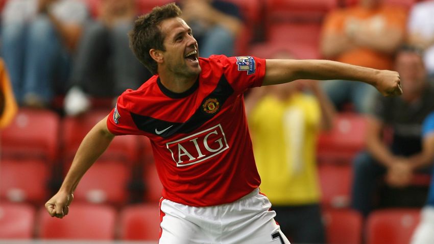 WIGAN, ENGLAND - AUGUST 22:  Michael Owen of Manchester United celebrates after scoring the 4:0 goal during the Barclays Premier League match between Wigan Athletic and Manchester United at the DW Stadium on August 22, 2009 in Wigan, England.  (Photo by Alex Livesey/Getty Images)