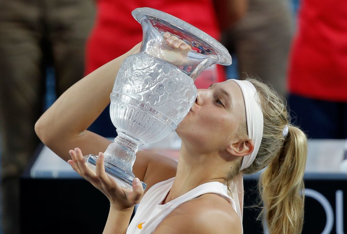 Yastremska poses with the champion's trophy after winning the Hong Kong Open in 2018.