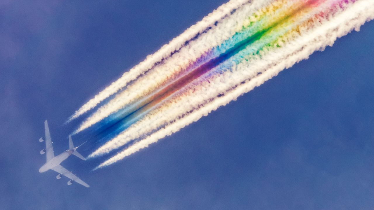 <strong>Rainbow effect:</strong> This Singapore Airlines Airbus A380 also created some colorful contrails.
