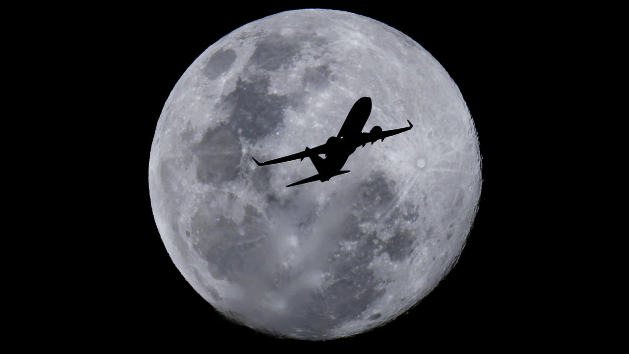 <strong>Silhouetted:</strong> This Virgin Australia Boeing was captured by Marston silhouetted against the moon. 