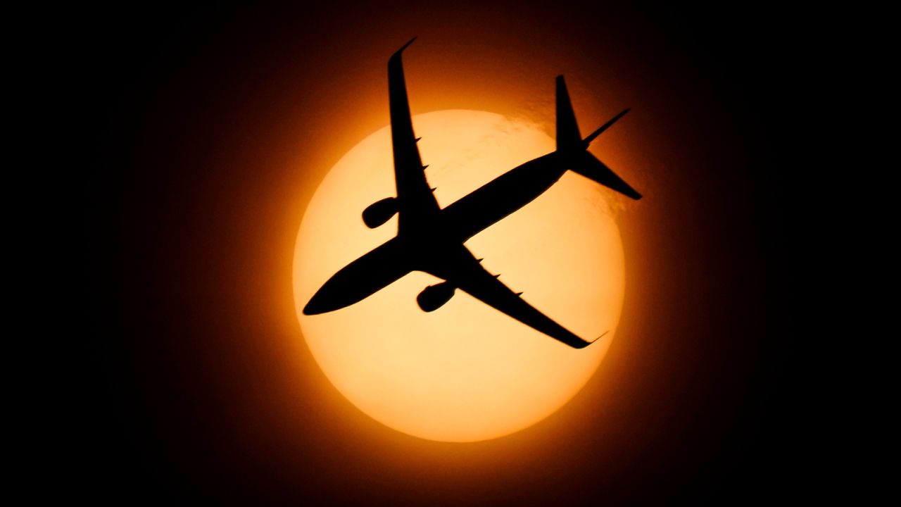 This Virgin Australia 737 crosses in front of the sun, to spectacular effect.