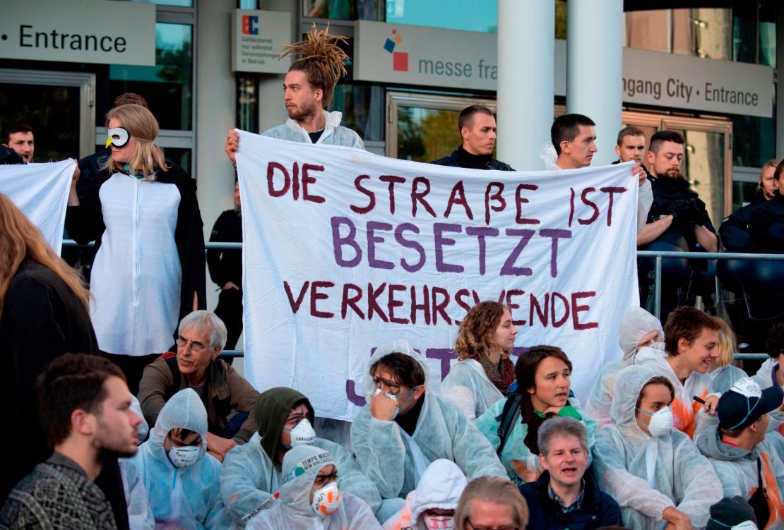 Some protesters were seen holding banners calling for a 'Verkehrswende'; a transition to sustainable forms of transportation.