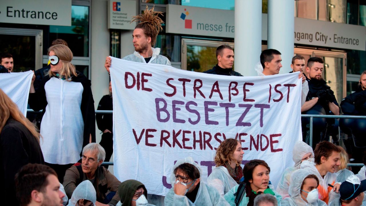 Some protesters were seen holding banners calling for a 'Verkehrswende'; a transition to sustainable forms of transportation.