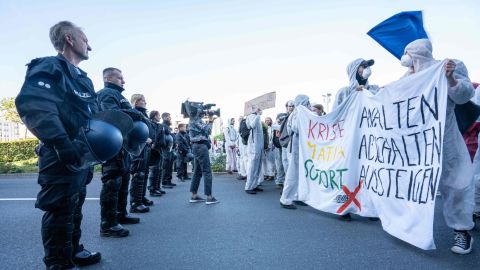 Protesters from the action group Sand im Getriebe (Sand in the Gearbox) clashed with police as they blocked a road in Frankfurt.