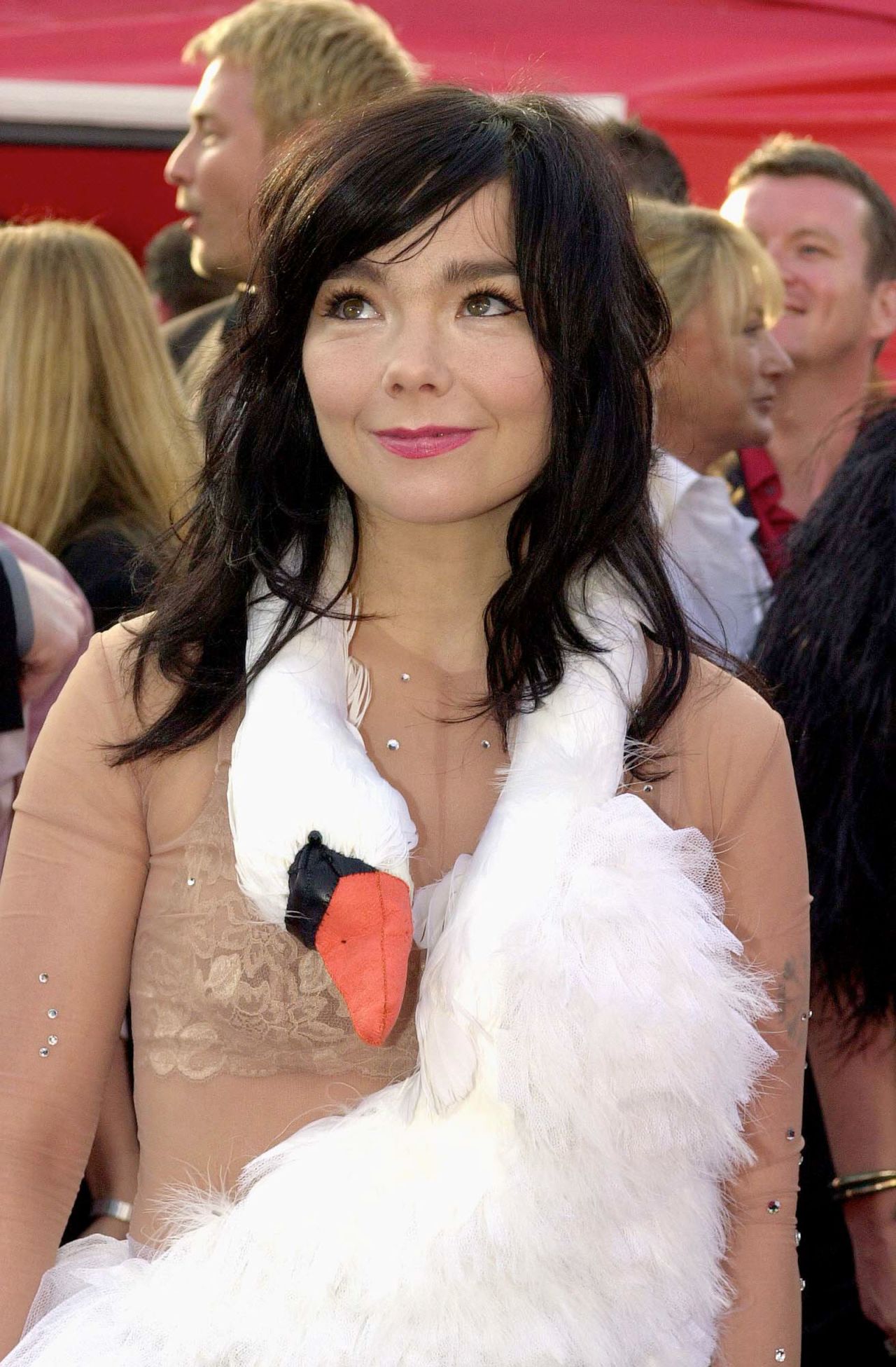 Icelandic actress and singer Bjork arrives at the 73rd Annual Academy Awards 25 March 2001 at the Shrine Auditorium in Los Angeles, CA. 