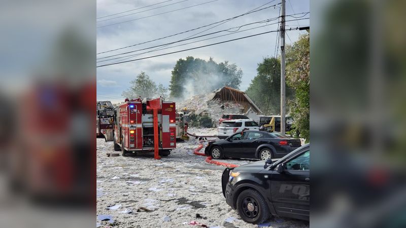 1 firefighter is dead and 6 colleagues were injured in a building