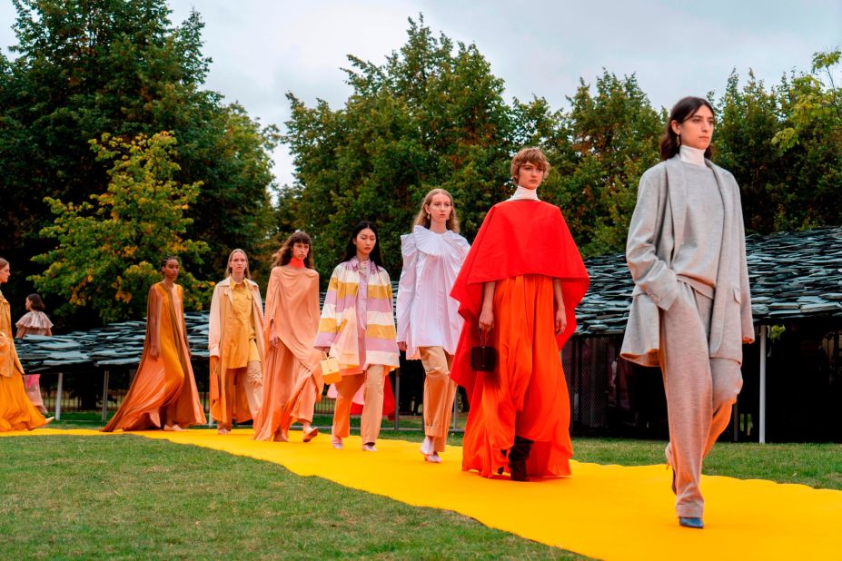 Models present creations from fashion brand Roksanda during a catwalk show for the Spring/Summer 2020 collection in London on September 16, 2019. 