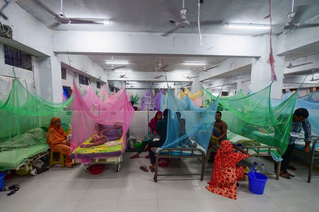 Bangladeshi patients suffering from dengue fever receive treatment at the Shaheed Suhrawardy Medical College and Hospital in Dhaka on September 3, 2019.