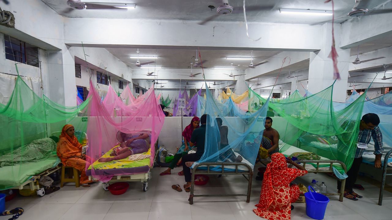 Bangladeshi patients suffering from dengue fever receive treatment at the Shaheed Suhrawardy Medical College and Hospital in Dhaka on September 3, 2019.
