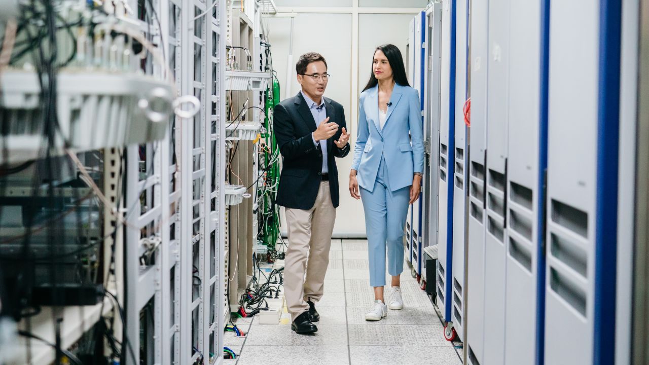 Woojune Kim, Senior VP of Samsung's Network Business, gives a tour of a 5G connectivity lab to CNN correspondent Kristie Lu Stout, Samsung Digital City, Suwon, South Korea, 25 Jul 2019.