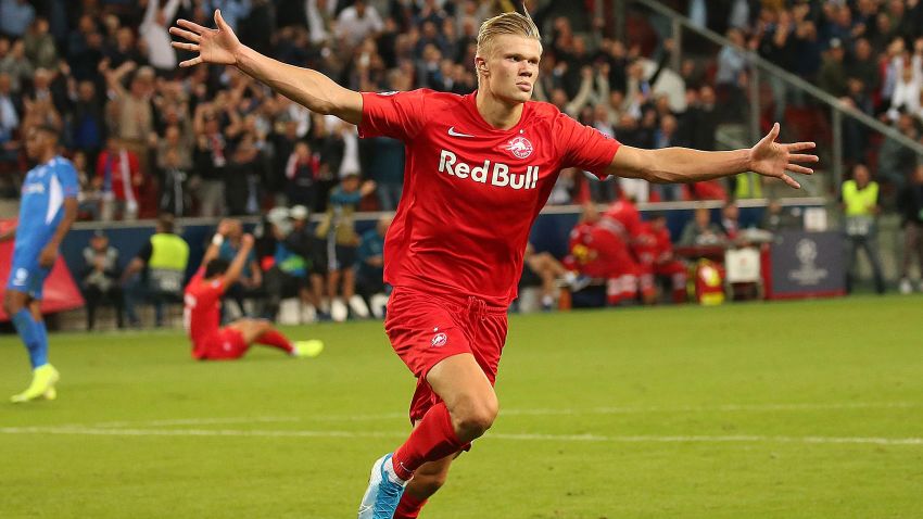 Salzburg's Norwegian forward Erling Braut Haland celebrate scoring during the UEFA Champions League Group E football match Salzburg v Genk in Salzburg, Austria, on September 17, 2019. (Photo by KRUGFOTO / APA / AFP) / Austria OUT (Photo credit should read KRUGFOTO/AFP/Getty Images)